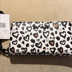 Betsey Johnson Black and Brown Heart Print Wallet NWT. No Callouts